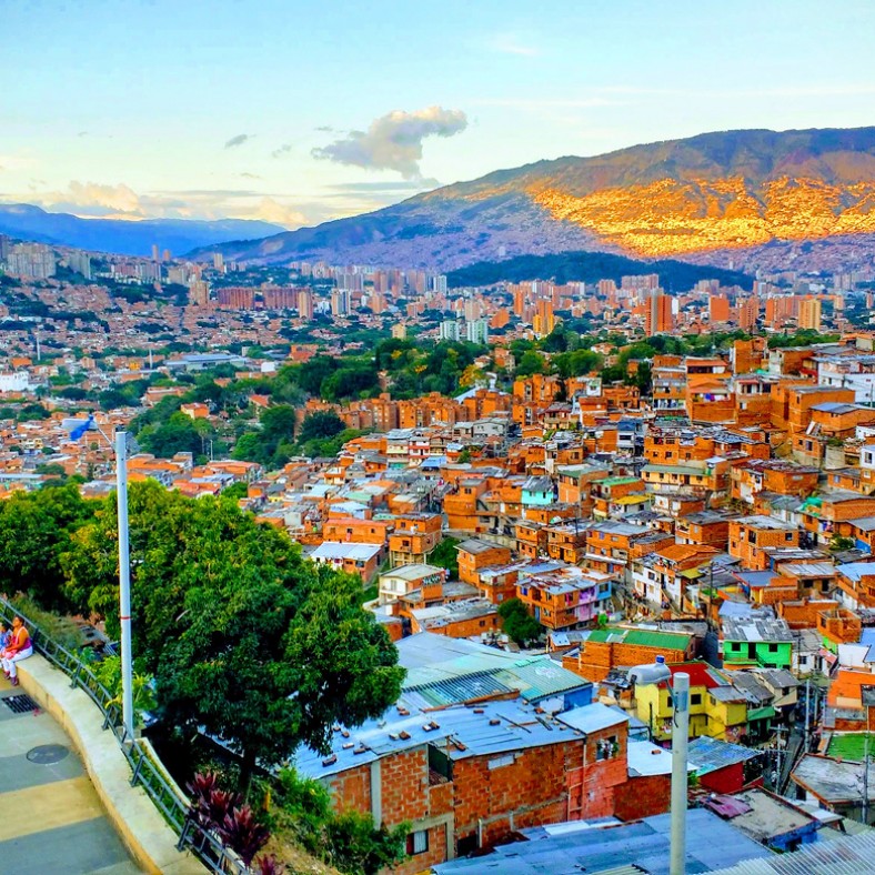 Urbanismo social: organización y participación comunitaria. La experiencia  de urbanismo social de Medellín, Colombia.