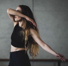 Movimiento para bailarines, estudiantes y performers con Emma Terno