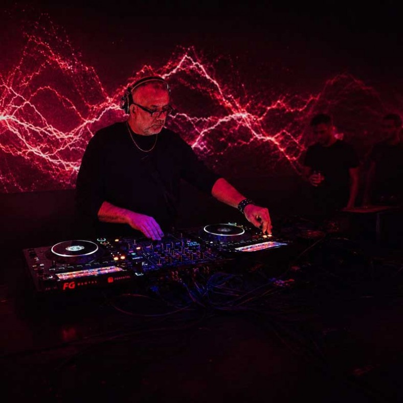 Primeras mezclas: introducción al arte del DJ con Julio Erre